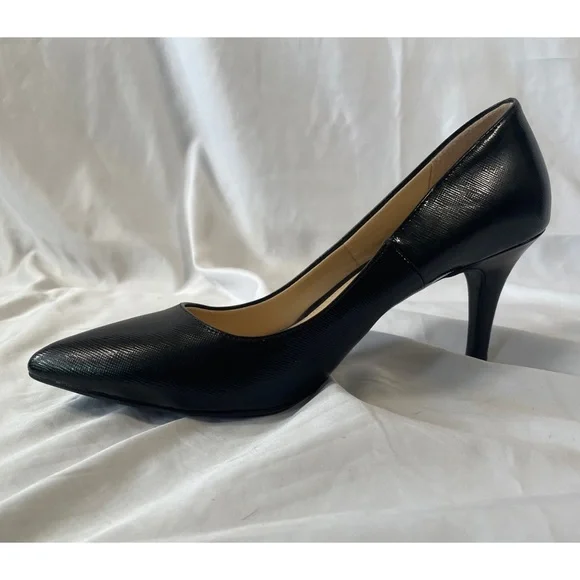 Kelly & Katie Misha Pump - Picture 2 of 6